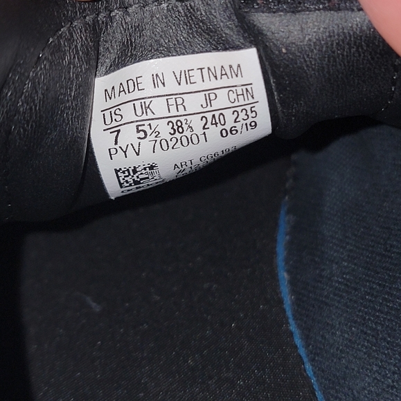 Sleek Adidas Sneakers - Picture 4 of 6